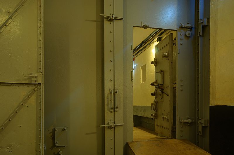  Бронированная дверь шлюза форта Schoenenburg.