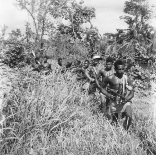 Австралийские пехотинцы с туземными проводниками. Новая Гвинея. Январь 1944 г.