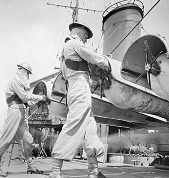 Подготовка торпедных аппаратов на эсминце «Арунта» в Бухте Танахмера. Голландская Новая Гвинея, 22 апреля 1944 г. 