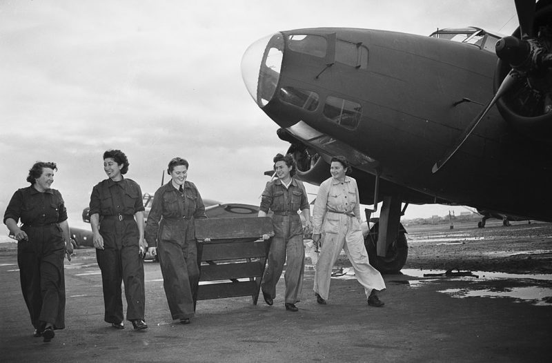 Женщины-техники женской вспомогательной авиации (WAAAF) на аэродроме Талисман. 4 июля 1944 г.