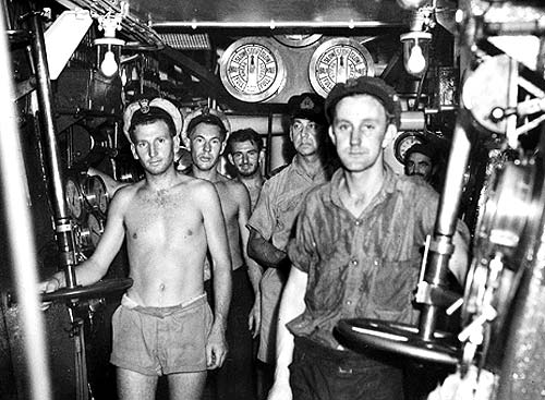 Моряки в машинном отделении фрегата «Barcoo» у побережья Новой Британии. Ноябрь 1944 г. 