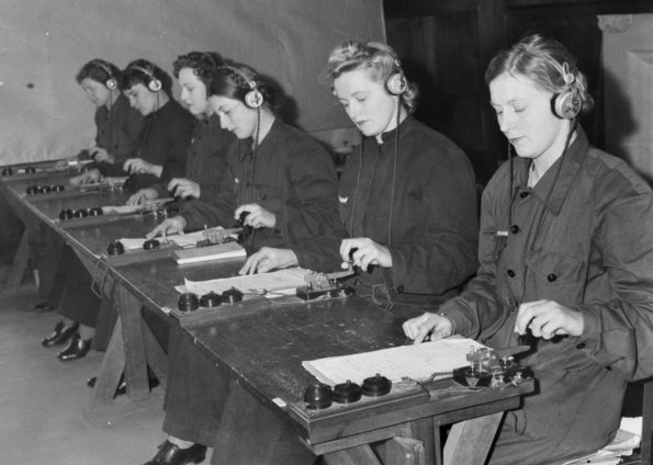 Члены женской вспомогательной авиации (WAAAF). 1944 г. 