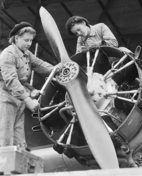 Члены женской вспомогательной авиации (WAAAF). 1944 г. 