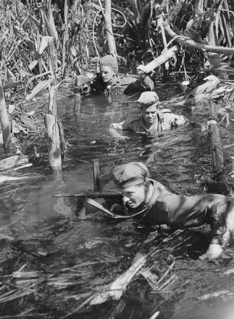 Солдаты 42-го батальона преодолевают болото. Январь 1945 г.