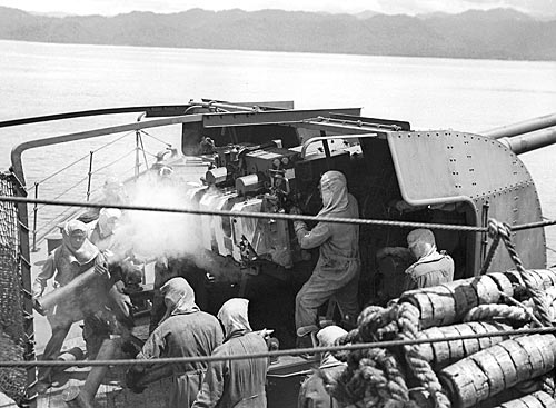 Шлюп «Swan» ведет огонь по японским позициям в районе Бут-Куак. Новая Гвинея, 26 февраля 1945 г. 
