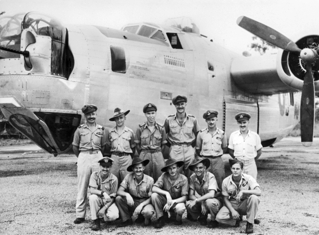 Экипаж бомбардировщика Б-24 Liberator на аэродроме Фентон. Март 1945 г.