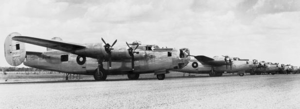 Бомбардировщики Б-24 Liberator на аэродроме Фентон. Март 1945 г.