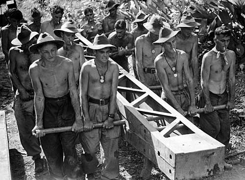 Австралийские саперы строят мост на Буин-роуд. Май 1945 г. 