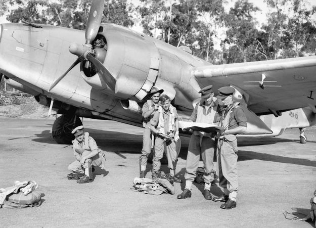 Экипаж бомбардировщика Lockheed Ventura. Аэродром Гоув. 25 июня 1945 г.