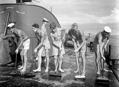 Матросы драят палубу крейсера Хобарт. Северный Борнео, июнь 1945 г.