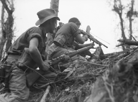 Австралийское пулемётное подразделение в бою Аитапе-Вевакской кампании. Июнь 1945 г.
