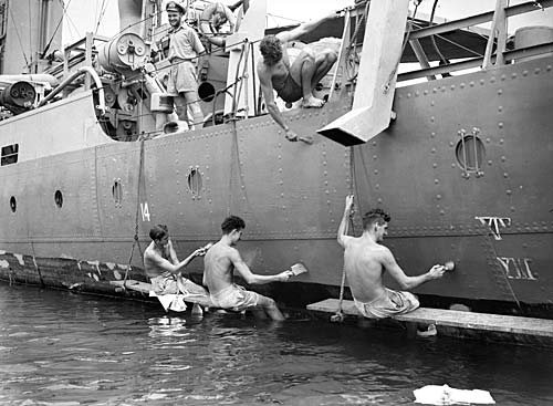 Покраска корвета «Cowra» перед выходом в море. Борнео. Июнь 1945 г. 