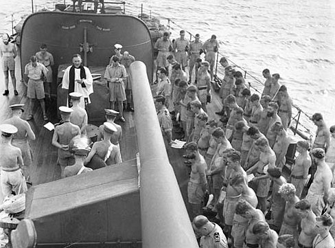 Капеллан проводит церковную службу на палубе крейсера «Hobart». Июнь 1945 г. 