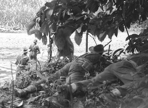 Коммандос переправляется через реку Яра вблизи Рабаулы. Июль 1945 г.