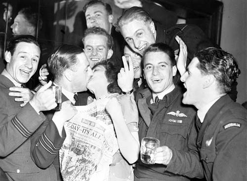 Пилоты 463-й и 467-й эскадрилий RAAF празднуют День Победы. 15 августа 1945 г.