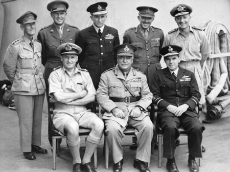 Австралийские делегаты на церемонии капитуляции Японии на борту USS Missouri. Токийский залив. 2 сентября 1945 года. 