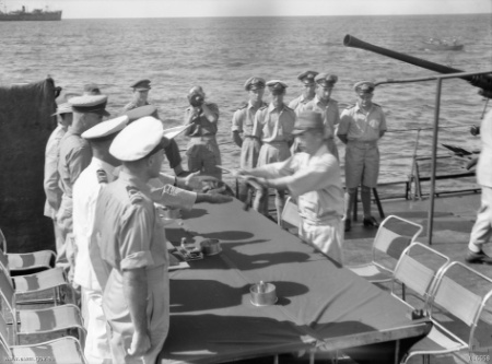 Капитуляция японских войск Науру на борту HMAS Diamantina. 13 сентября 1945 г.