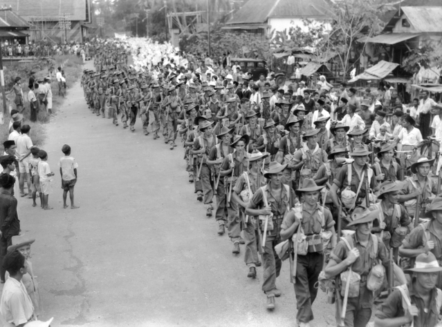 31-й батальон проходит через город Bandjermasin в Борнео. 17 сентября 1945 г.