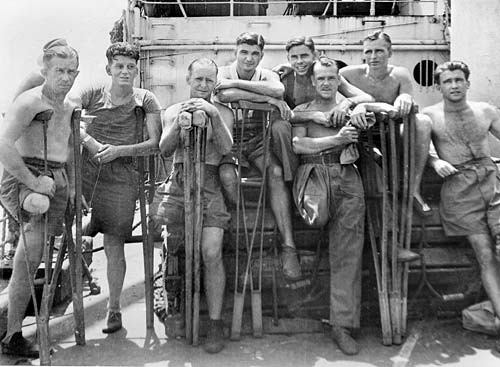 Австралийские военнопленные прибывают в Дарвин из японских лагерей. Сентябрь 1945 г. 