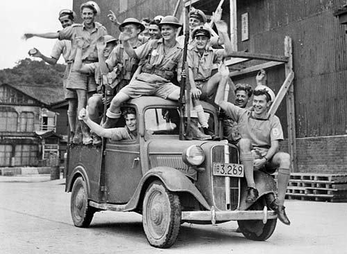 Австралийские моряки в день капитуляции Японии. Сентябрь 1945 г. 