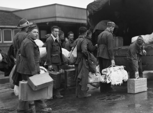 Итальянские военнопленные на пути в лагерь для интернированных в Мурбанке. 17 ноября 1945 г.