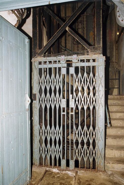 Грузовой лифт входного блока форта.