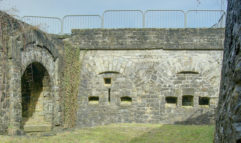 Капониры форта снаружи и внутри.