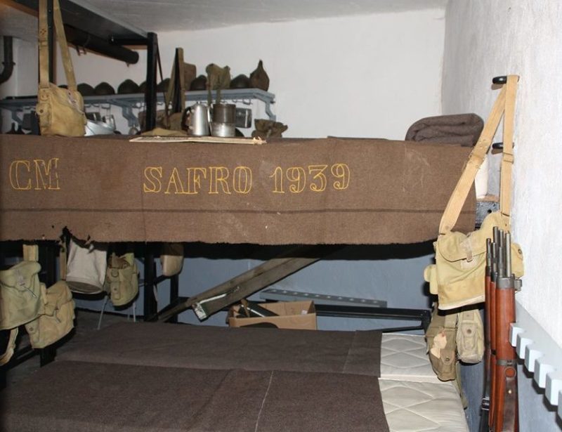 Двухуровневый каземат «Oberroedern Sud», вооруженный 37-мм противотанковой пушкой, 50-мм минометом, 4 пулеметами, в т.ч. 2 сдвоенными. Гарнизон – 24 человека.