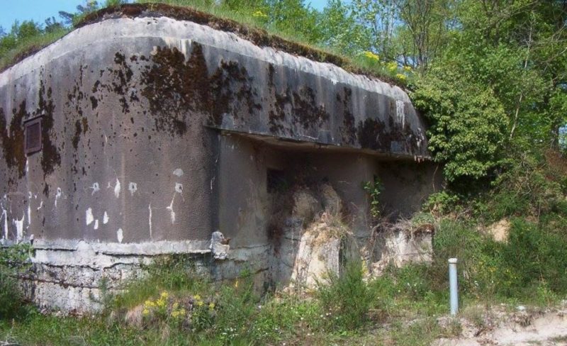 Каземат «Bois de Rittershoffen 6», вооруженный 37-мм противотанковым орудием, 50-мм минометом, 4 пулеметами, в т.ч. 3 сдвоенными.