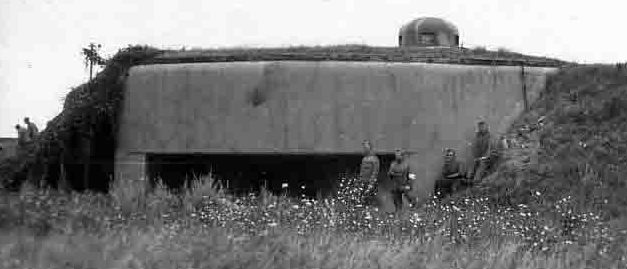 Двухуровневый каземат «Bois de Koenigsbruck Nord» в годы войны и сегодня. Вооружение каземата - 37-мм противотанковое орудие, 3 сдвоенных пулемета. 