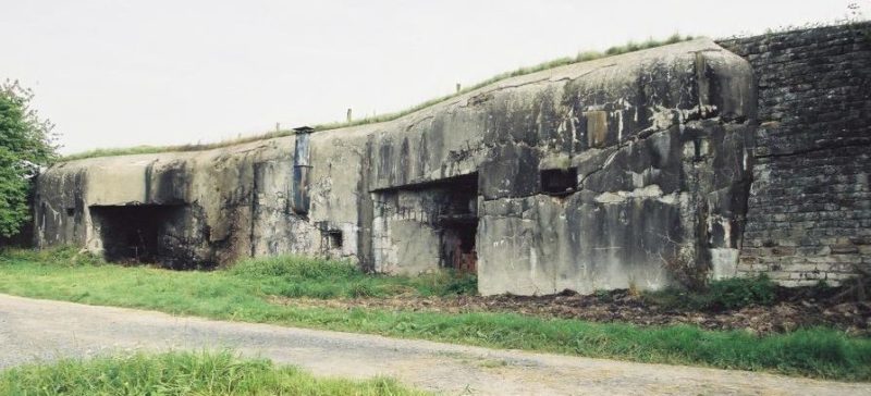 Наземное убежище «Schoenenbourg» из двух блоков, вооруженное 4 пулеметами, в т.ч. 2 сдвоенными.