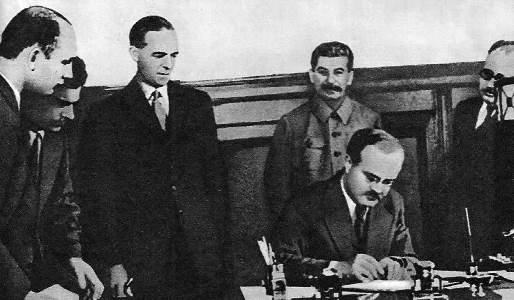 Молотов В. М. и С. Криппс подписывают «Соглашение между правительствами СССР и Великобритании о совместных действиях в войне против Германии».