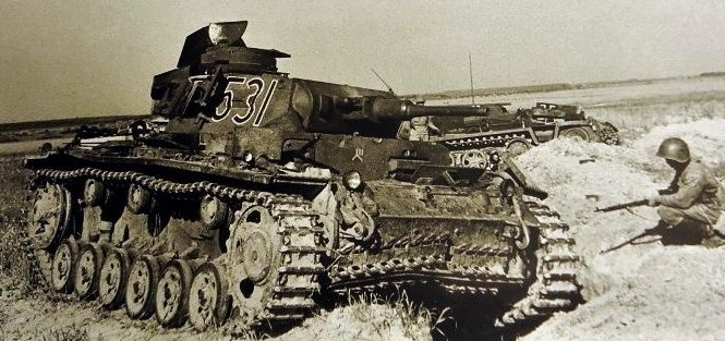 Подбитый немецкий танк Т-III на Буйнчиском поле. Июль 1941 г.