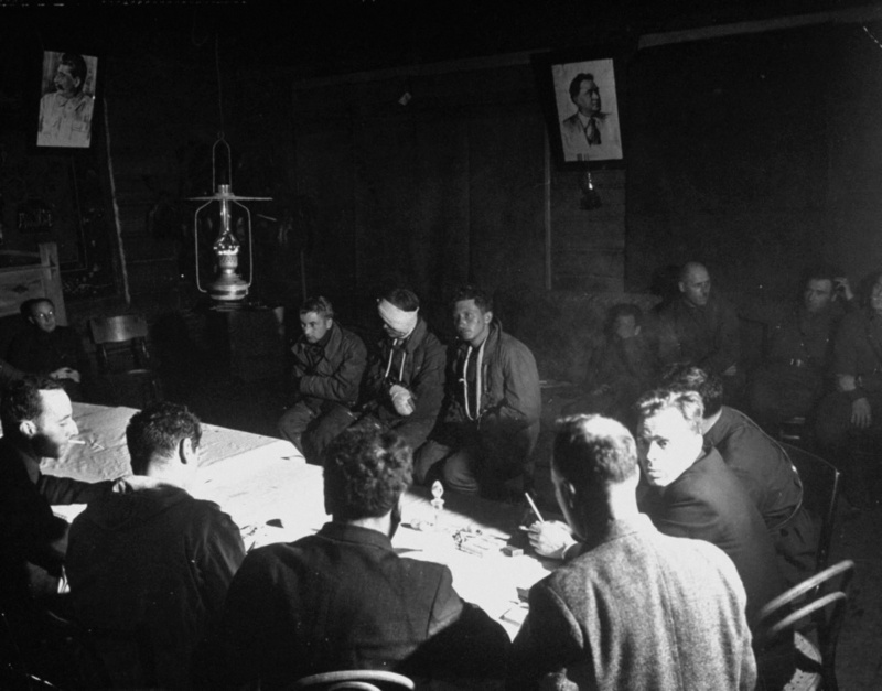 Пленные немецкие летчики на допросе у американских корреспондентов под Вязьмой. Сентябрь 1941 г. 