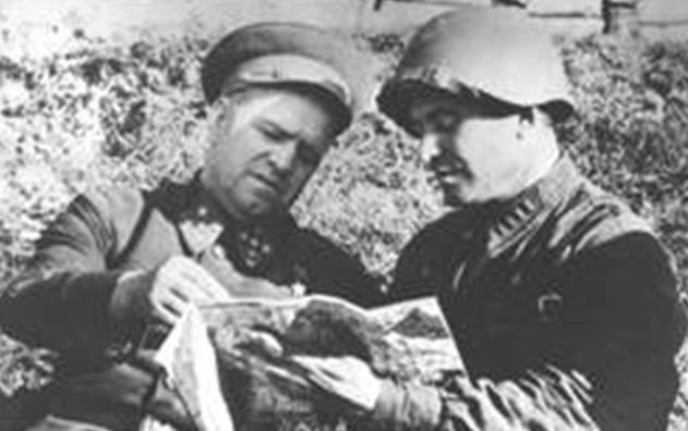 Командир 107-й стрелковой дивизии полковник П.В. Миронов и командующий Резервным фронтом генерал армии Г.К. Жуков под Ельней. Сентябрь 1941 г.