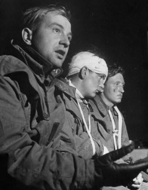 Пленные немецкие летчики на допросе у американских корреспондентов под Вязьмой. Сентябрь 1941 г.