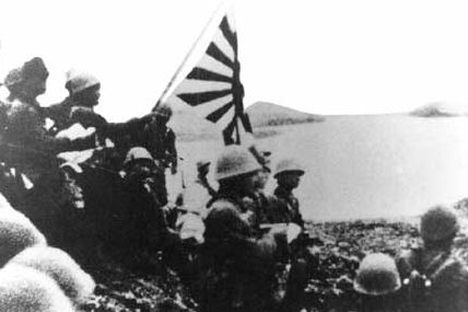 Японские солдаты поднимают имперский флаг на Кыске. 7 июня 1942 г.