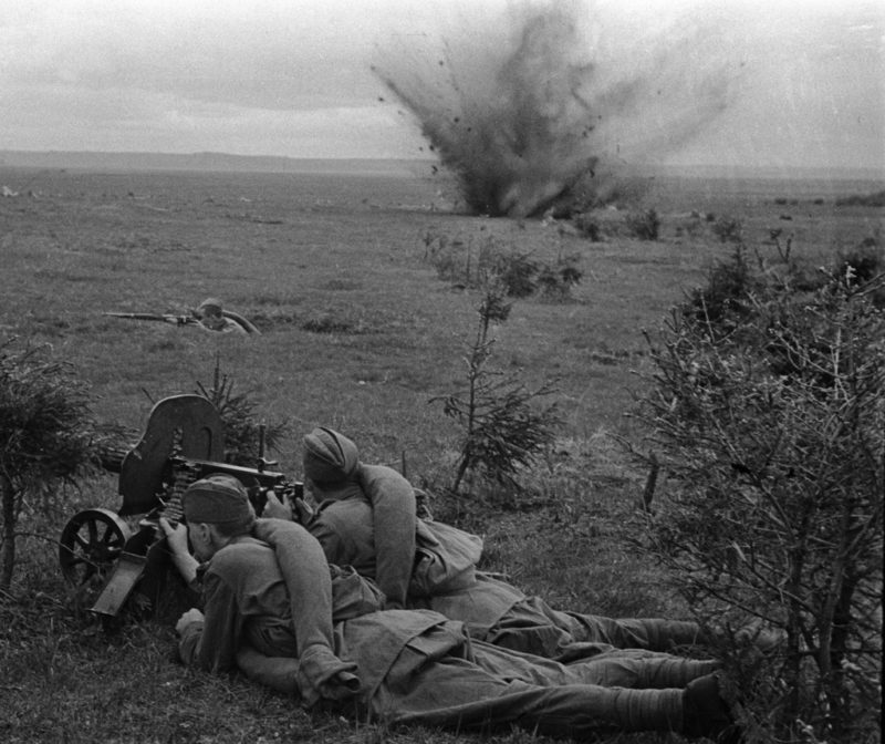 Воины советской 20-й армии ведут бой западнее Дорогобужа.