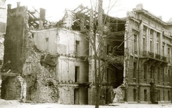 Здание румынской комендатуры после взрыва.