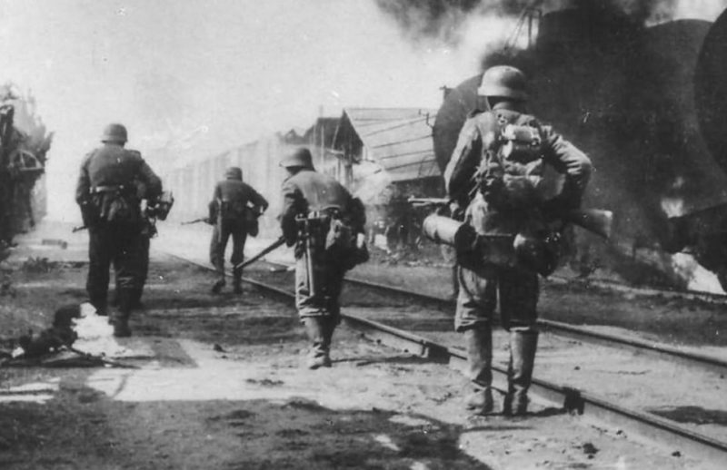 Немецкие войска входят в Таллин.