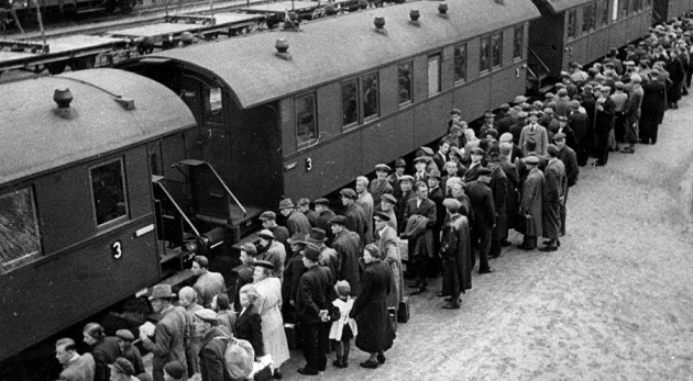 Погрузка немцев в вагоны. 1941 г. 