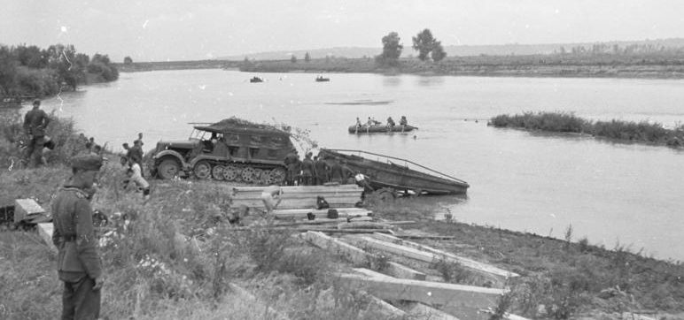 Наведение переправы румынскими войсками через Прут. 1 июля 1941 г. 