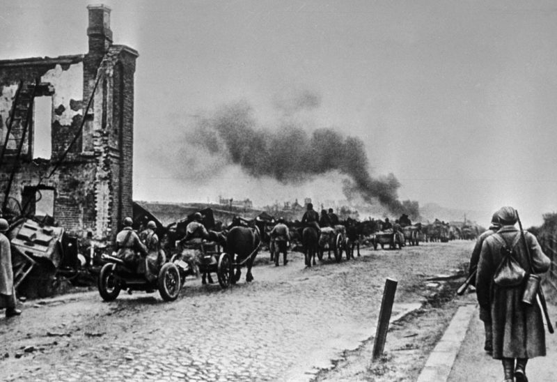 Красная Армия входит в Ельню. 6 сентября 1941 г.