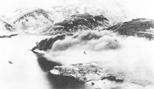 Горит японский танкер «Nissan Maru» в порту Кыска, после авианалета. 19 июня 1942 г.