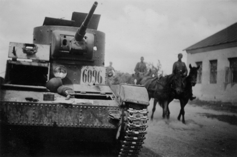 Советский танк Т-26 брошенный в районе Гомеля. 1941 г.