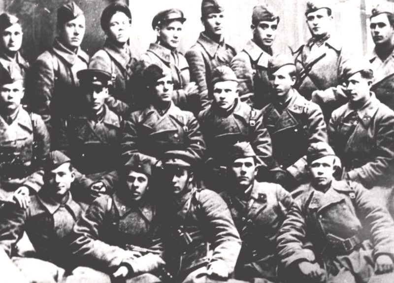 Группа красноармейцев 5-й гвардейской стрелковой дивизии, оборонявшей город. 1941 г.