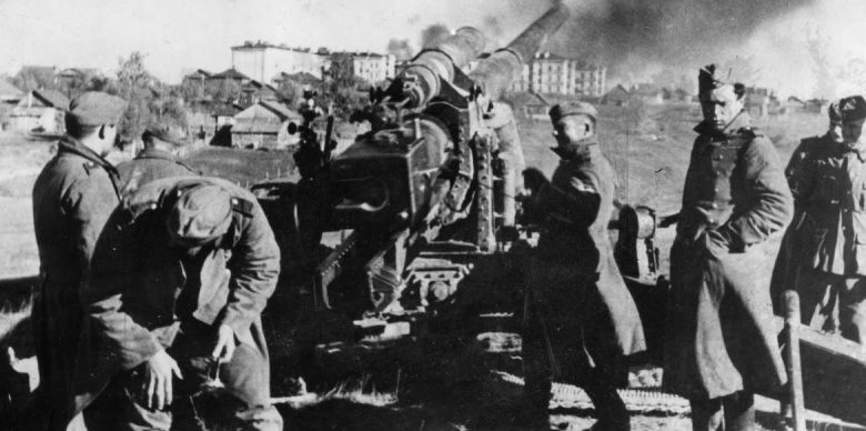 Немцы ведут огонь по городу. 12 октября 1941 г.