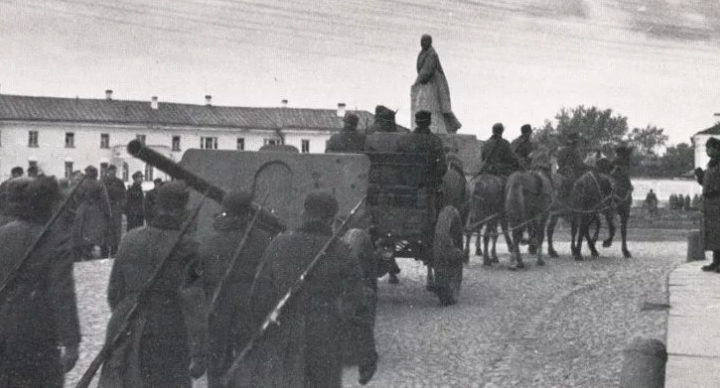 Красноармейцы покидают город. 1 октября 1941 г.