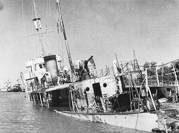 Иранский военный корабль «Бабр», потопленный австралийским шлюпом «Yarra» во время вторжения в Иран. 25 августа 1941 г.