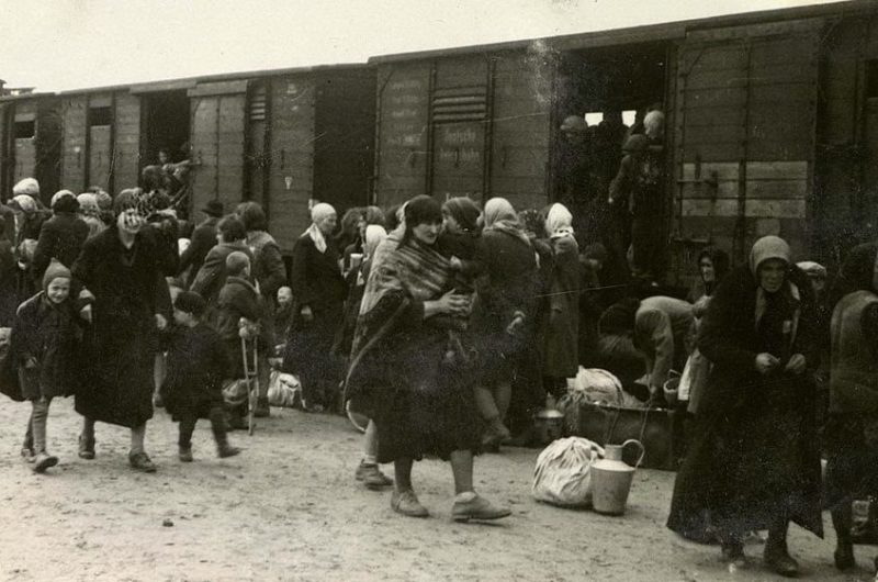 Погрузка немцев в вагоны. 1941 г.